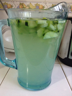 Una foto de Agua de limón con pepino