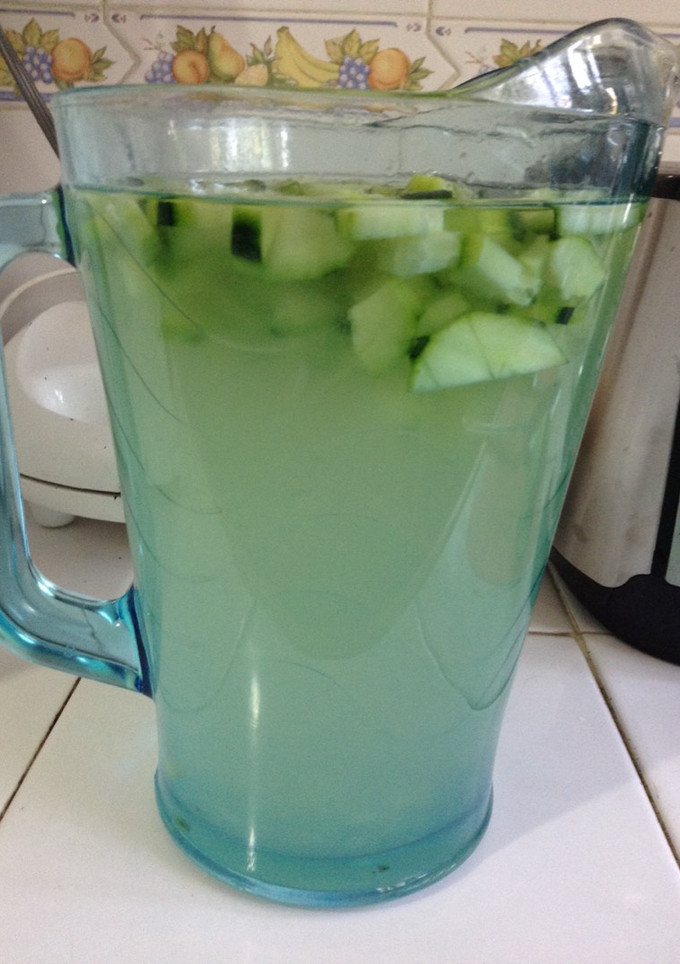 Una foto de Agua de limón con pepino