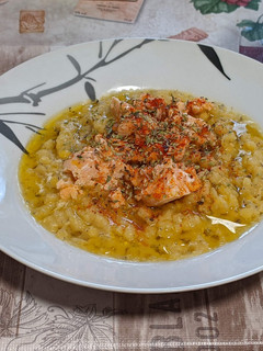 Una foto de Crema de lentejas peladas con salmón