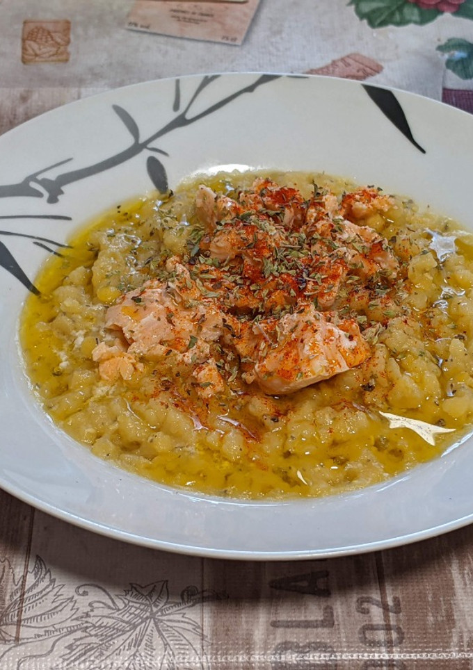 Una foto de Crema de lentejas peladas con salmón