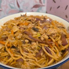 Hakka noodles with ground chicken A picture of Hakka noodles with ground chicken.
