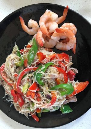 A picture of Vegetable Vermicelli and steamed shrimps.