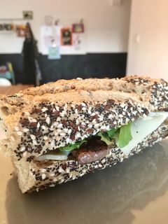 Una foto de Pepito de ternera con cebolla fresca y queso havarti