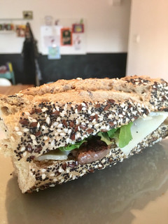 Una foto de Pepito de ternera con cebolla fresca y queso havarti