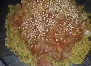 Una foto de Arroz anisado con salsa de berenjena, tomate y repollo