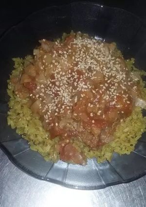 Una foto de Arroz anisado con salsa de berenjena, tomate y repollo