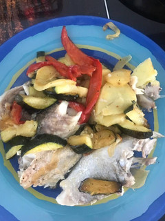 Una foto de Dorada con verduras