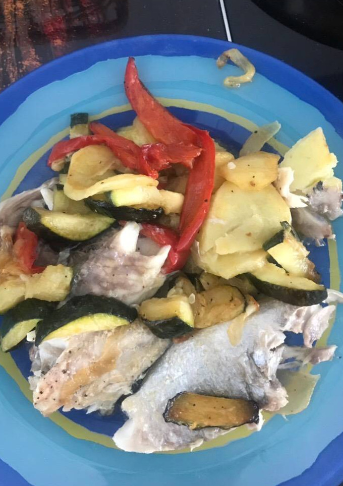 Una foto de Dorada con verduras