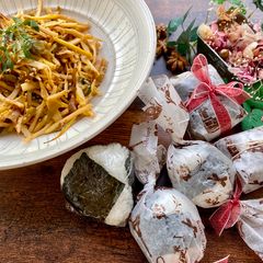 A picture of Onigiri Lunch with Bamboo Stir-fry.