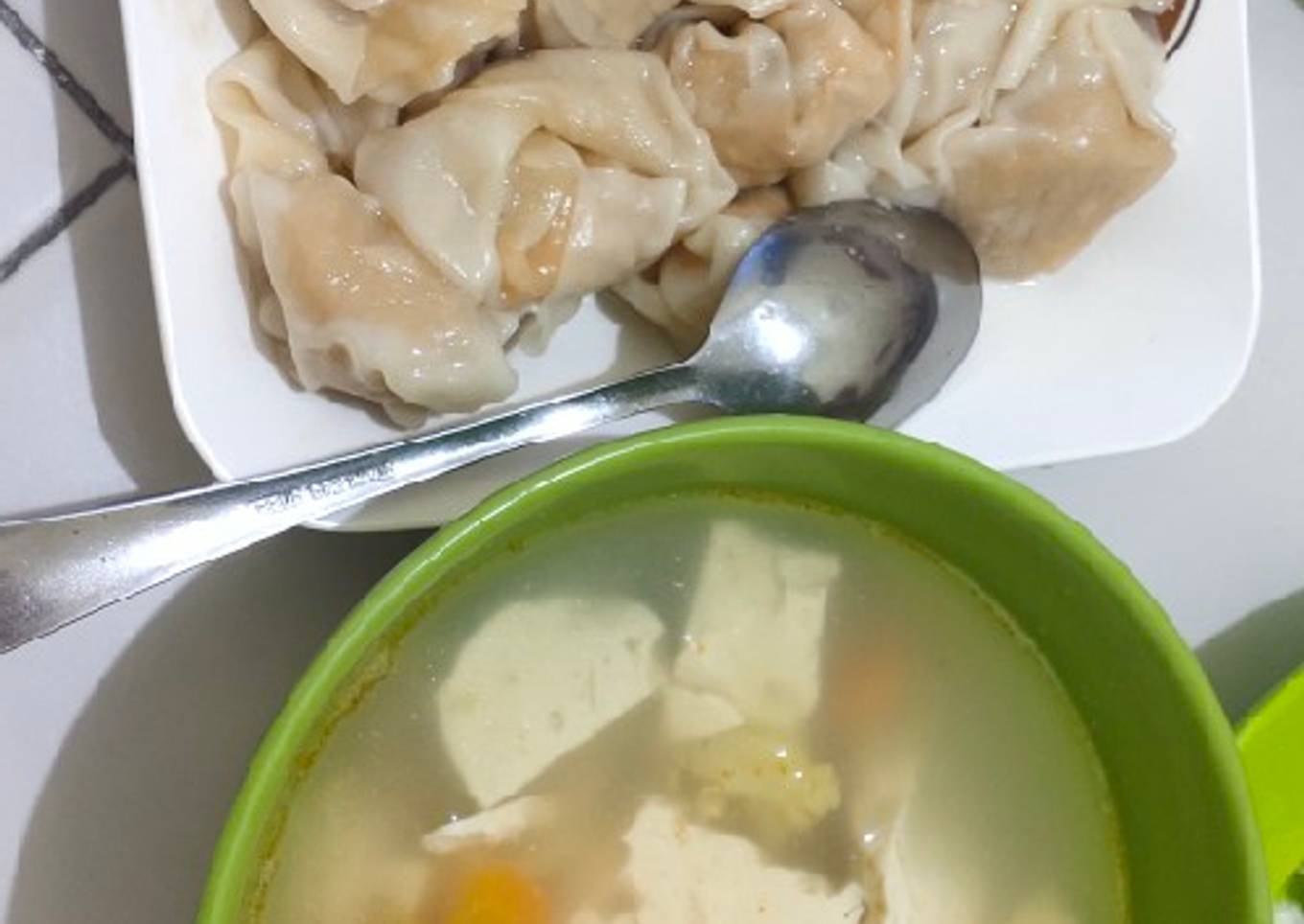 Pangsit kuah tahu wortel