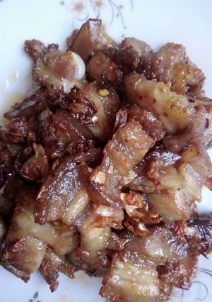 Hình của món Ba chỉ rang cháy cạnh.