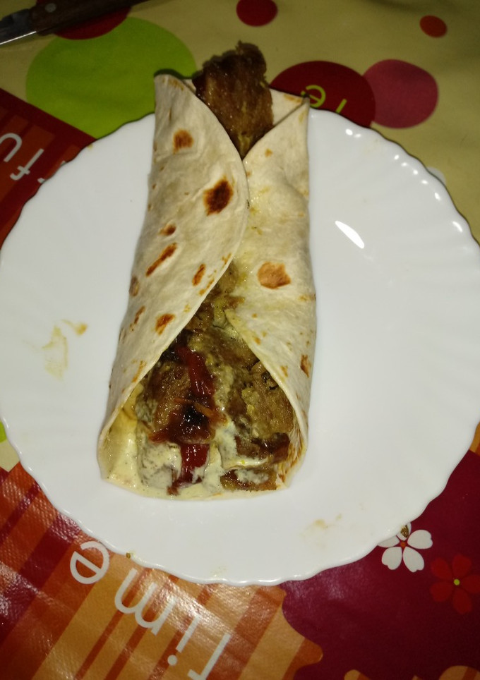 Una foto de Fajitas de kebab de cerdo con salsa de yogur