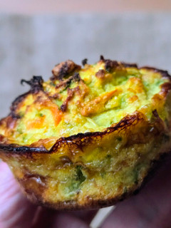 Una foto de Muffins de zucchini y zanahoria low carb 🥒🥕🥚🧀