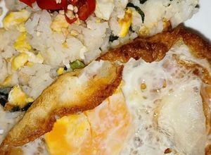 Gambar Nasi Goreng Cina, Cili Potong dan Sup Bebola Ikan