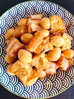 Hình của món Thịt kho đậu hũ, trứng cút.
