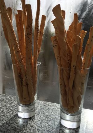 Una foto de Palitos de queso y semillas de amapolas