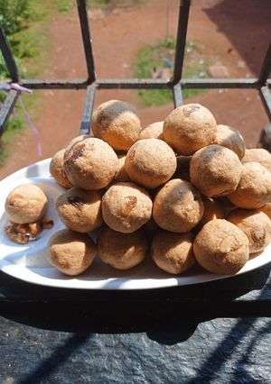 बुद्धिवर्धक अक्रोडाचे लाडू (akrodache ladoo recipe in marathi) रेसिपी चे मुख्य फोटो 