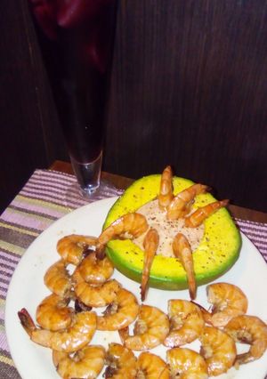 Una foto de Camarones en aguacate (camarones tropicales)