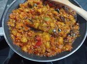 Una foto de pimiento rojo y calabacin