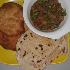 A picture of Parathas/chapati with mixed vegetable sauce.