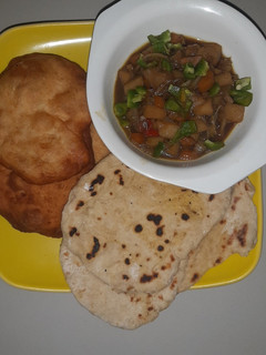 A picture of Parathas/chapati with mixed vegetable sauce.