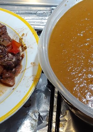 Una foto de Jugo oscuro concentrado de ternera y vegetales