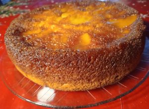 Una foto de Torta de manzanas invertida con caramelo, canela y limón🍎 🍋 😋🍎 🍋🍎🍋