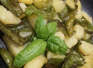 Foto di #557 Peperoncini verdi e patate trifolate 🫑🥔🌿
