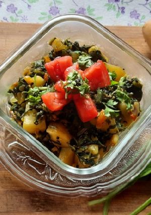 A picture of Spinach potatoes bhaji (palak batata bhaji).