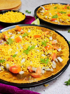 ખાખરા મસાલા ચાટ (Khakhra Masala Chaat Recipe In Gujarati) રેસીપી મુખ્ય ફોટો