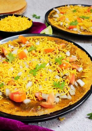 ખાખરા મસાલા ચાટ (Khakhra Masala Chaat Recipe In Gujarati) રેસીપી મુખ્ય ફોટો