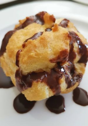 Une photo de Profiterole à la vanille sauce chocolat