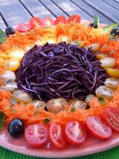 Una foto de Ensalada otoñal de lombarda y zanahorias
