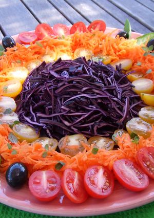 Una foto de Ensalada otoñal de lombarda y zanahorias