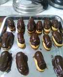 Eclair con glaseado de chocolate
