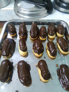 Una foto de Eclair con glaseado de chocolate