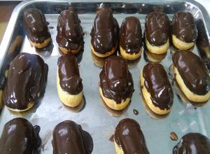 Una foto de Eclair con glaseado de chocolate