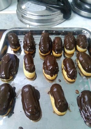 Una foto de Eclair con glaseado de chocolate