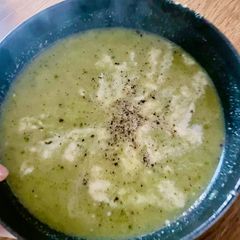A picture of Broccoli & courgette soup w cashew cream.