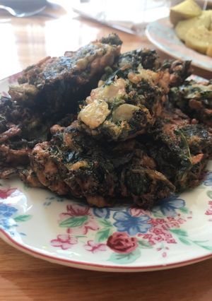 Una foto de Buñuelos de kale, espinacas y rabanitos