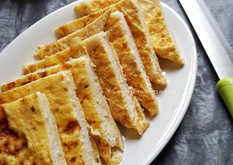 Langkah Mudah untuk Menyiapkan Cheezy Egg Wrap Bread, Enak Banget