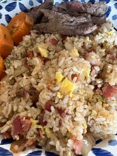Una foto de Arroz "chino" con bacon y perejil 🌿