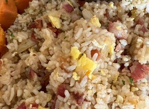 Una foto de Arroz "chino" con bacon y perejil 🌿