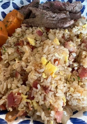 Una foto de Arroz "chino" con bacon y perejil 🌿