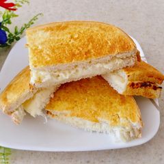 A picture of Cheese Sandwich 🥪.