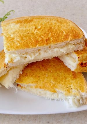 A picture of Cheese Sandwich 🥪.