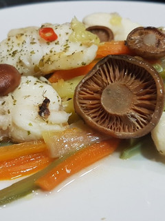 Una foto de Rape con verduras y botones de rovellons en papillote