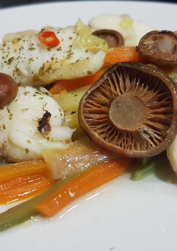 Una foto de Rape con verduras y botones de rovellons en papillote