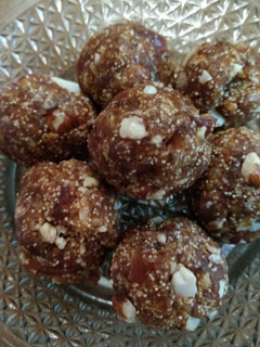 डेट्स कैंडी (dates candy recipe in hindi) रेसिपी मुख्य फोटो
