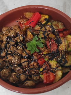 Una foto de Champiñones y verduras con mezcla de salsas y especias